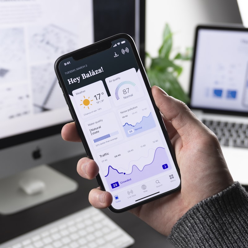 三亿体育手机App界面展示在手持手机上的效果图 - 显示实时比分与赛事直播